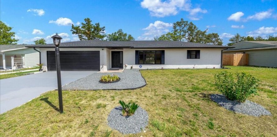 House in Ocala, Florida 3 bedrooms, 145.48 sq.m. № 2223590