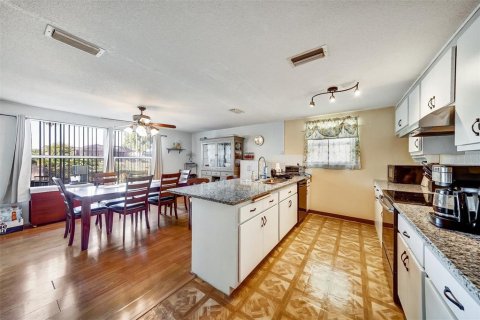 House in Port Richey, Florida 2 bedrooms, 142.98 sq.m. № 1801555 - photo 6