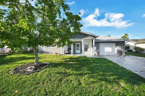 House in Port Richey, Florida 2 bedrooms, 142.98 sq.m. № 1801555 - photo 1
