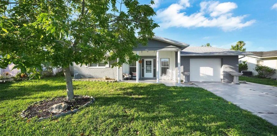 House in Port Richey, Florida 2 bedrooms, 142.98 sq.m. № 1801555