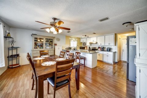 House in Port Richey, Florida 2 bedrooms, 142.98 sq.m. № 1801555 - photo 12