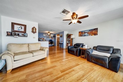 House in Port Richey, Florida 2 bedrooms, 142.98 sq.m. № 1801555 - photo 3