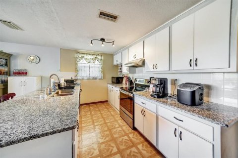 House in Port Richey, Florida 2 bedrooms, 142.98 sq.m. № 1801555 - photo 7