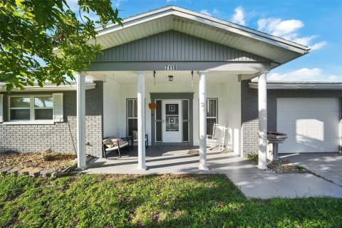 House in Port Richey, Florida 2 bedrooms, 142.98 sq.m. № 1801555 - photo 2
