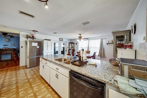 House in Port Richey, Florida 2 bedrooms, 142.98 sq.m. № 1801555 - photo 8