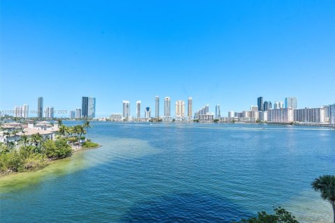 Кондоминиум с 2 спальнями в Авентура, Флорида № 2021658