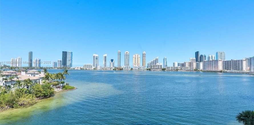 Кондоминиум с 2 спальнями в Авентура, Флорида № 2021658