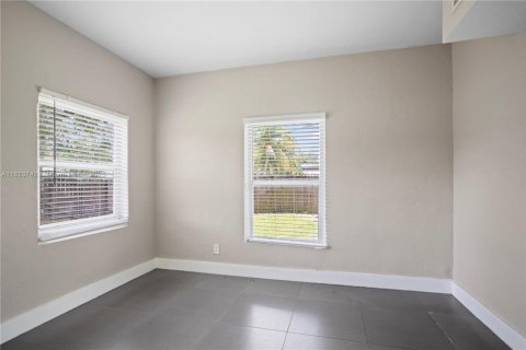 House in South Miami, Florida 4 bedrooms, 120.77 sq.m. № 1807689 - photo 12