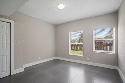 House in South Miami, Florida 4 bedrooms, 120.77 sq.m. № 1807689 - photo 8
