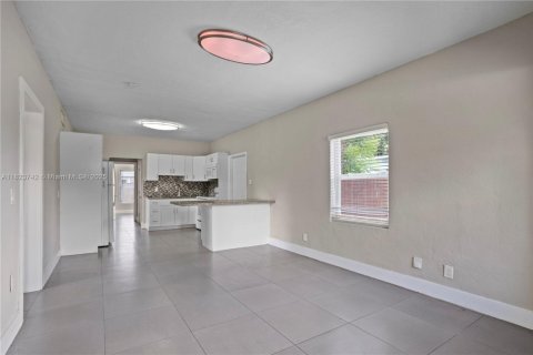 House in South Miami, Florida 4 bedrooms, 120.77 sq.m. № 1807689 - photo 6
