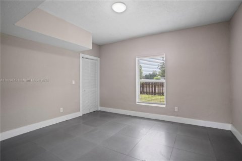 House in South Miami, Florida 4 bedrooms, 120.77 sq.m. № 1807689 - photo 7