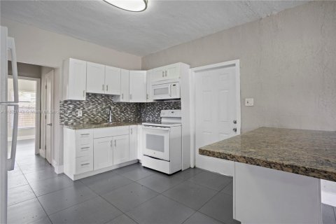 House in South Miami, Florida 4 bedrooms, 120.77 sq.m. № 1807689 - photo 2