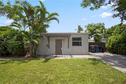 House in South Miami, Florida 4 bedrooms, 120.77 sq.m. № 1807689 - photo 1