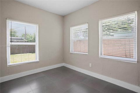 House in South Miami, Florida 4 bedrooms, 120.77 sq.m. № 1807689 - photo 9