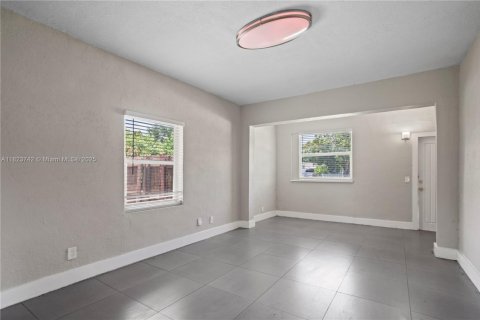 House in South Miami, Florida 4 bedrooms, 120.77 sq.m. № 1807689 - photo 5