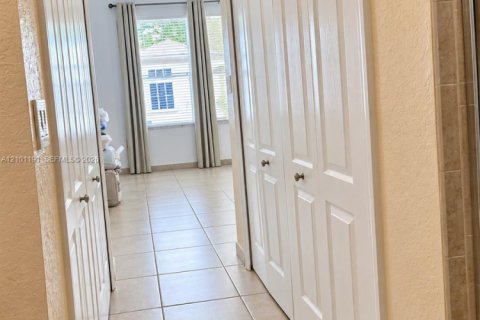 Casa en venta en Miami, Florida, 3 dormitorios, 189.24 m2 № 2401349 - foto 12