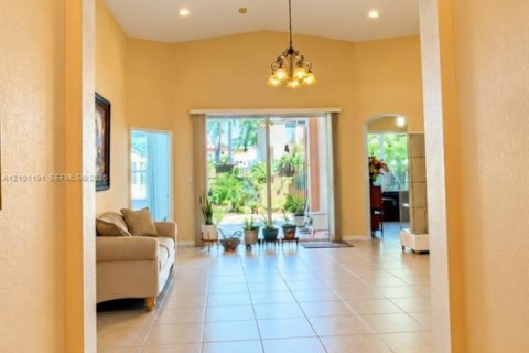 Casa en venta en Miami, Florida, 3 dormitorios, 189.24 m2 № 2401349 - foto 4