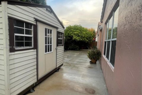 Casa en venta en Miami, Florida, 3 dormitorios, 189.24 m2 № 2401349 - foto 22