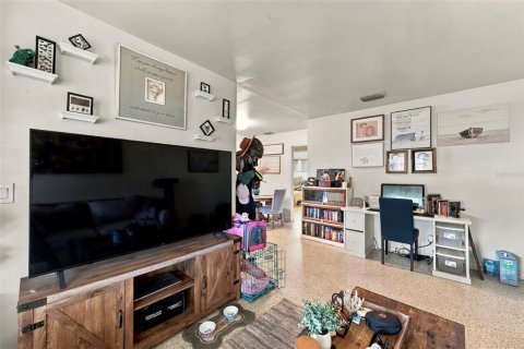Commercial property in Dunedin, Florida 4 bedrooms, 169.08 sq.m. № 2376609 - photo 12