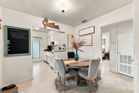 Commercial property in Dunedin, Florida 4 bedrooms, 169.08 sq.m. № 2376609 - photo 13