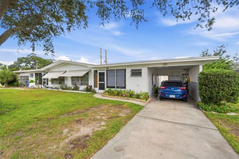 Commercial property in Dunedin, Florida 4 bedrooms, 169.08 sq.m. № 2376609