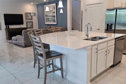 Casa en venta en Kissimmee, Florida, 6 dormitorios № 1937825 - foto 8