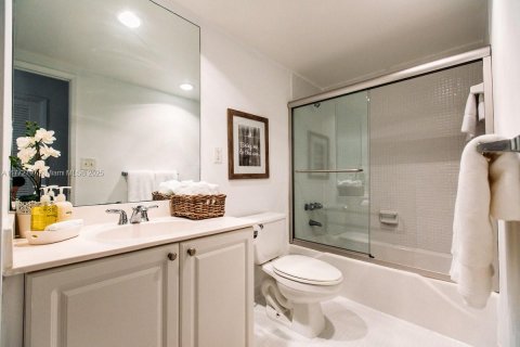 Condo in Sunny Isles Beach, Florida, 2 bedrooms  № 2022618 - photo 15