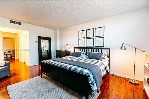 Condo in Sunny Isles Beach, Florida, 2 bedrooms  № 2022618 - photo 11