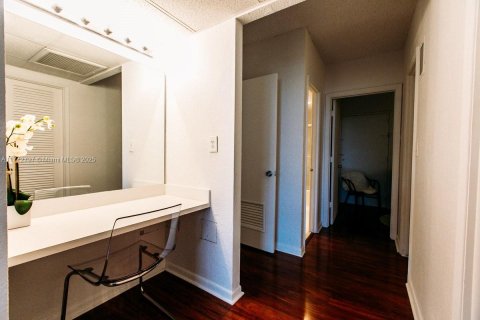 Condo in Sunny Isles Beach, Florida, 2 bedrooms  № 2022618 - photo 14