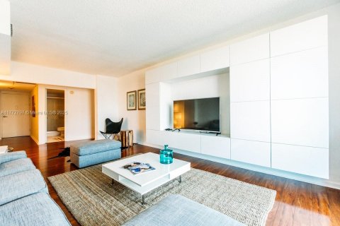 Condo in Sunny Isles Beach, Florida, 2 bedrooms  № 2022618 - photo 4