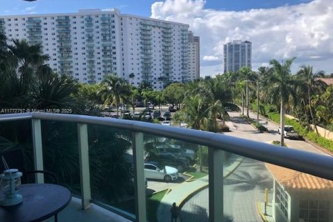 Condo in Sunny Isles Beach, Florida, 2 bedrooms  № 2022618 - photo 21