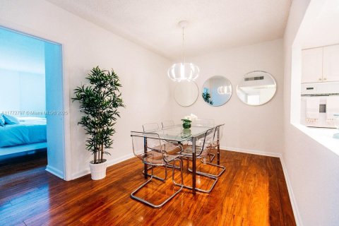 Condo in Sunny Isles Beach, Florida, 2 bedrooms  № 2022618 - photo 6