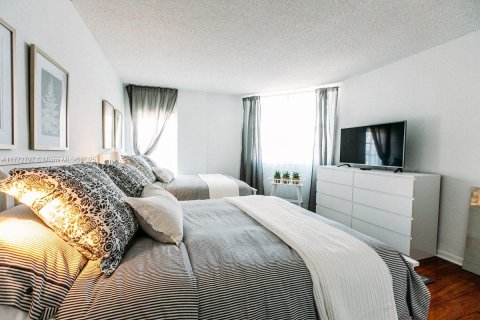 Condo in Sunny Isles Beach, Florida, 2 bedrooms  № 2022618 - photo 18