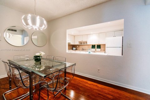 Condo in Sunny Isles Beach, Florida, 2 bedrooms  № 2022618 - photo 7