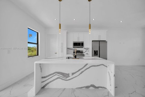 Villa ou maison à vendre à Lehigh Acres, Floride: 3 chambres, 98.2 m2 № 2260525 - photo 6