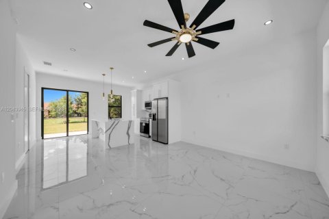 Villa ou maison à vendre à Lehigh Acres, Floride: 3 chambres, 98.2 m2 № 2260525 - photo 4