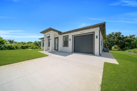 Villa ou maison à vendre à Lehigh Acres, Floride: 3 chambres, 98.2 m2 № 2260525 - photo 3