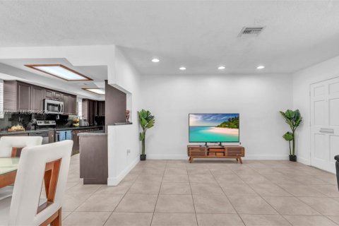 House in Cutler Bay, Florida 3 bedrooms, 101.45 sq.m. № 1660905 - photo 7
