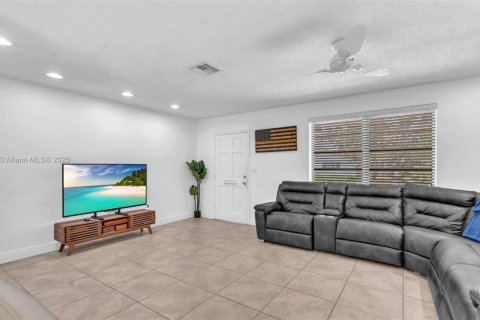 House in Cutler Bay, Florida 3 bedrooms, 101.45 sq.m. № 1660905 - photo 24