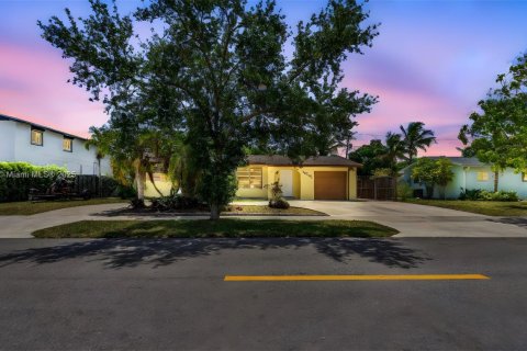 House in Cutler Bay, Florida 3 bedrooms, 101.45 sq.m. № 1660905 - photo 1