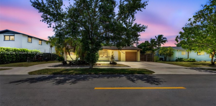 House in Cutler Bay, Florida 3 bedrooms, 101.45 sq.m. № 1660905