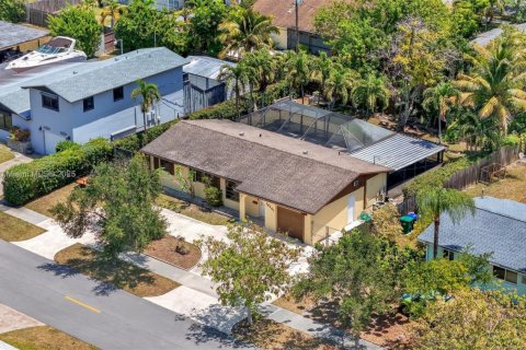 House in Cutler Bay, Florida 3 bedrooms, 101.45 sq.m. № 1660905 - photo 3