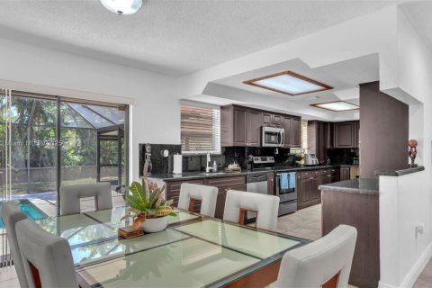 House in Cutler Bay, Florida 3 bedrooms, 101.45 sq.m. № 1660905 - photo 6
