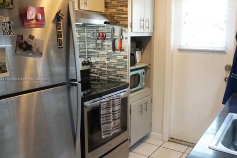 Condo in Coral Gables, Florida, 1 bedroom  № 1695393 - photo 12