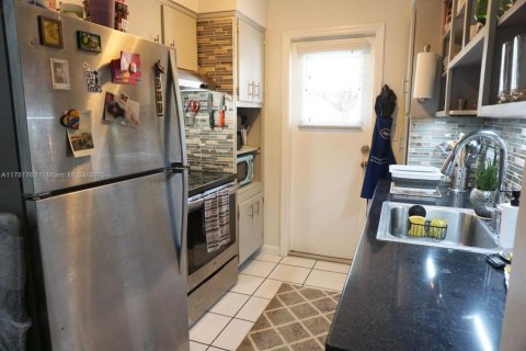 Condo in Coral Gables, Florida, 1 bedroom  № 1695393 - photo 9