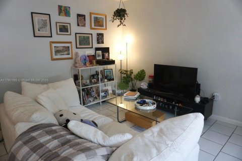 Condo in Coral Gables, Florida, 1 bedroom  № 1695393 - photo 3
