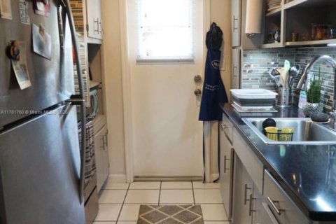 Condo in Coral Gables, Florida, 1 bedroom  № 1695393 - photo 10