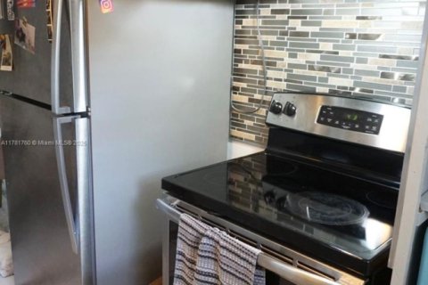 Condo in Coral Gables, Florida, 1 bedroom  № 1695393 - photo 11