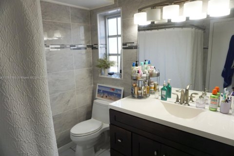 Condo in Coral Gables, Florida, 1 bedroom  № 1695393 - photo 13