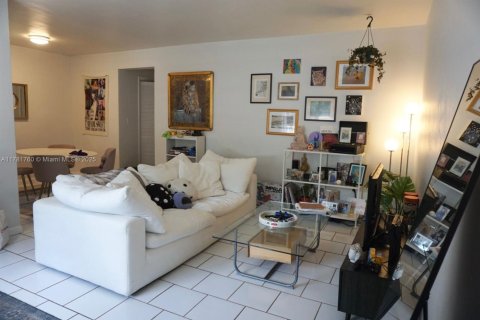 Condo in Coral Gables, Florida, 1 bedroom  № 1695393 - photo 6